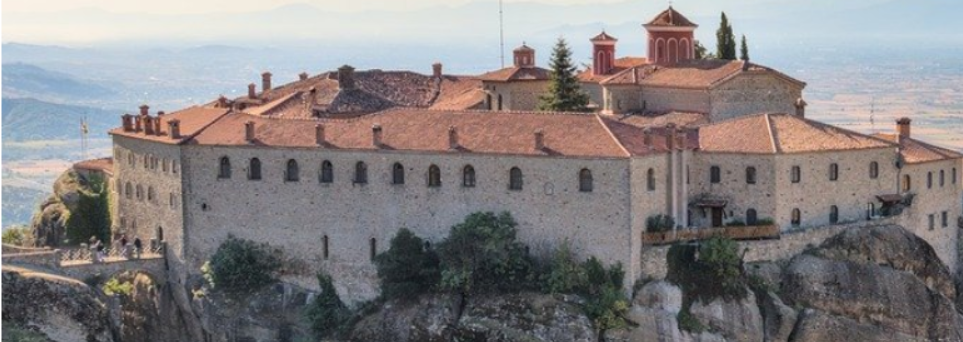Δίπλα από την Αλόννησο στο νησί της κυρά Παναγιάς βρίσκεται το ομώνυμο μοναστήρι.